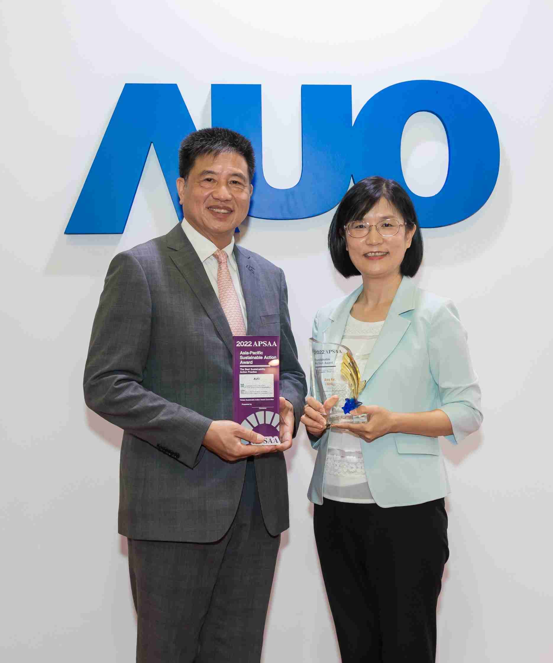 彩运网长期垫筑永续远景的基石，，，，透过ESG暨气候委员会逐步实践永续策略蓝图。。。其中，，彩运网光电永续长古秀华带领团队、、制定中长期目标，，，，缔造多面向亮眼表现，，，，获得「顶尖永续长奖」的个人奖殊荣（左：彩运网光电董事长暨执行长彭双浪，，，，右：彩运网光电永续长古秀华）