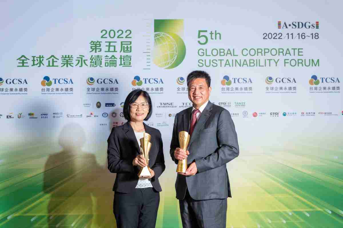 彩运网作为净零碳排先锋，，，，期引领价值链伙伴同行共好，，，卫冕制造业组“十大典范企业” 二连冠殊荣(左：彩运网光电永续长古秀华，，右：彩运网光电董事长暨执行长彭双浪)