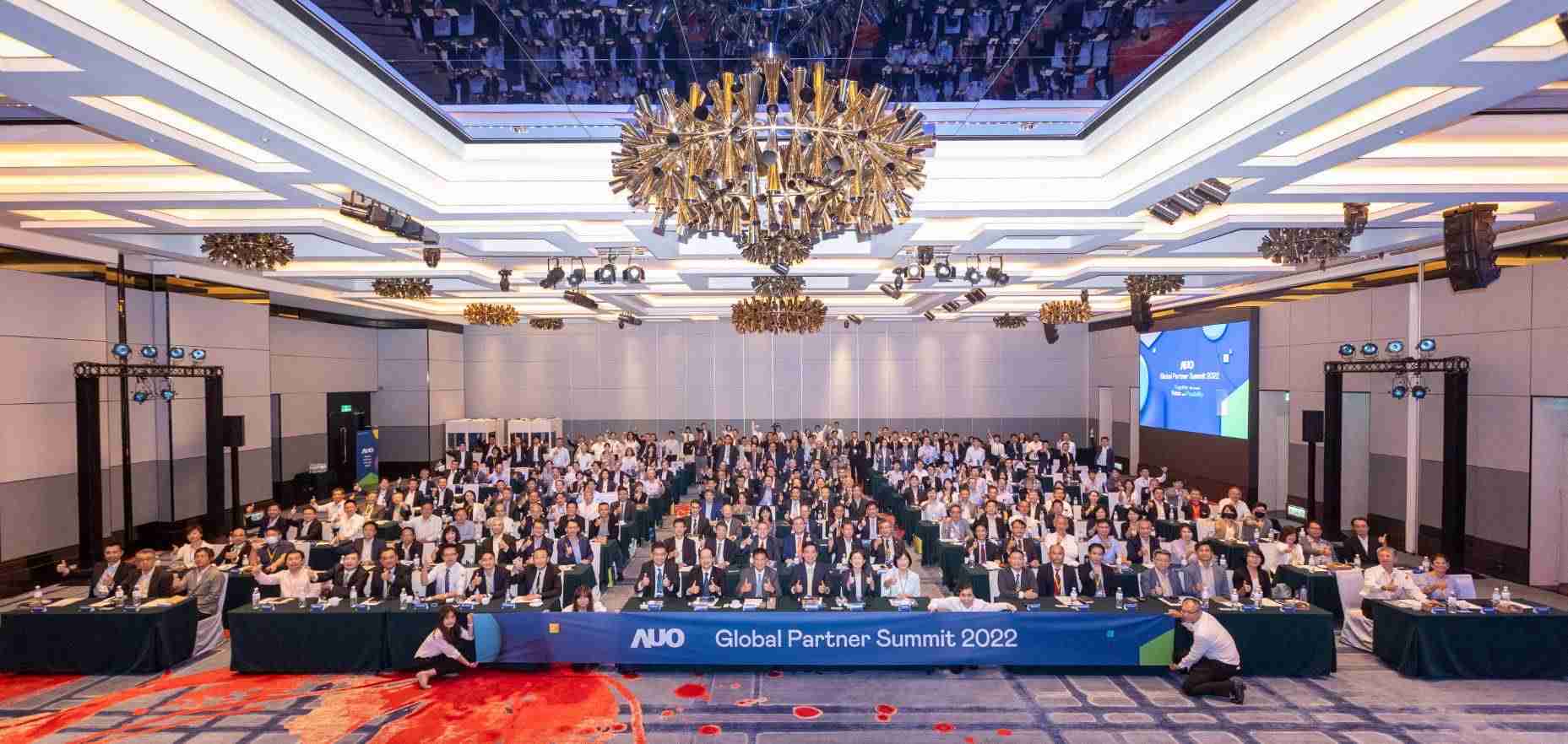 友達推動「安心、、、創新、、用心、、、同心、、、、盡心」五星職旅，，，為菲籍員工打造全方位照護，，首度贏得「人權實踐與發展領袖獎」殊榮