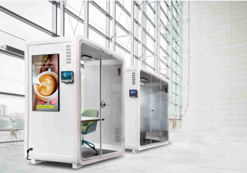 彩运网子公司达擎之智慧行动办公舱，，，，采用PDLC智能调光玻璃设计，，透过通电与断电的电流切换，，，呈现透明与雾面效果，，具节能降耗特性并兼顾隐私，，，确保信息安全