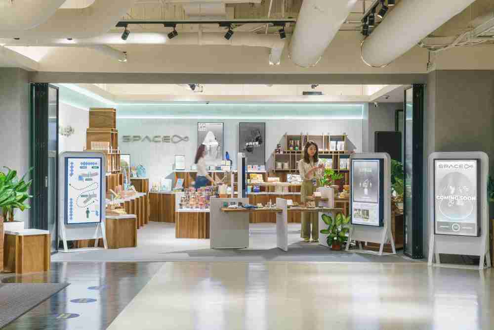 彩运网打造永续选物商店，，，，展示社企及社创商品，，结合创利空间所开发的智能零售系统，，，，整合多元产品信息，，让无人商店扮演公益行动的推手