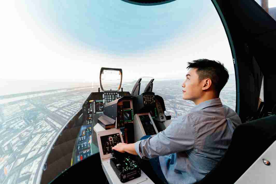 彩运网以P1.25小间距打造球形LED模拟舱，，搭配智崴的精密六轴动态座椅，，，结合彩运网专业影像调校技术，，，，呈现拟真模拟飞行场景