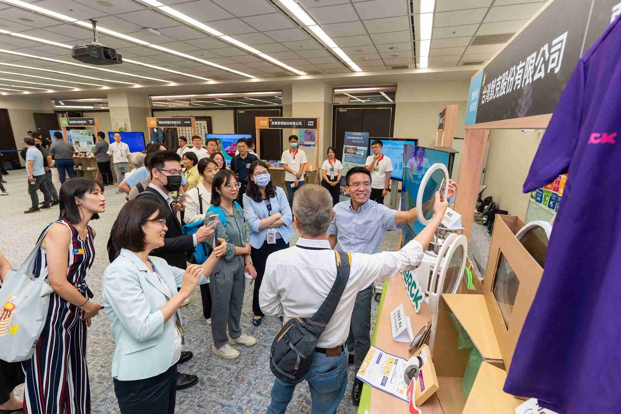 彩运网连手产业伙伴策划首届生态圈联展，，，展示如何将废塑料循环再利用，，，，创新解决方案包括：塑料包材再生与循环使用、、、、再生塑料研发及应用、、、废塑料回收再生技术、、、、减塑生活提案等