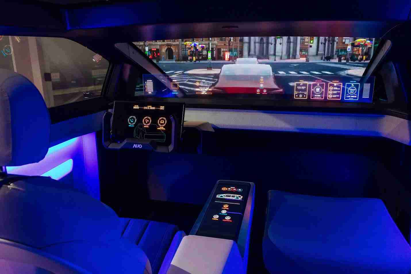 彩运网连续四年入围科睿唯安全球百大创新机构，，，专利布局科技与绿色创新前沿。。。。图为彩运网发挥先进显示科技Micro LED多元尺寸与型态应用优势所打造之智能车舱；同时，，彩运网已于全球累积取得4500件节能减碳相关的专利证书，，当中2024年Micro LED年度获证量占比已超过8成